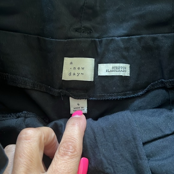 Adorable pleated shorts - Picture 3 of 3